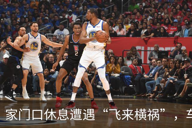 家门口休息遭遇“飞来横祸”，车辆驶过碾石飞溅崩断两颗牙齿！法院：属交通事故，承担赔偿责任